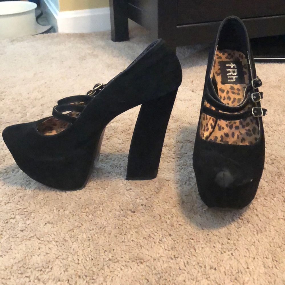 Heels - Picture 2 of 4